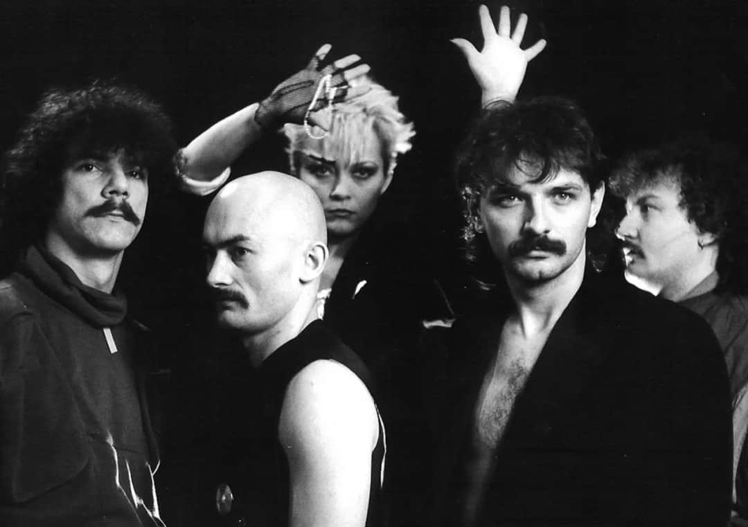 Kto śpiewał Przeżyj to sam? Poznaj niezwykłą historię wielkiego przeboju