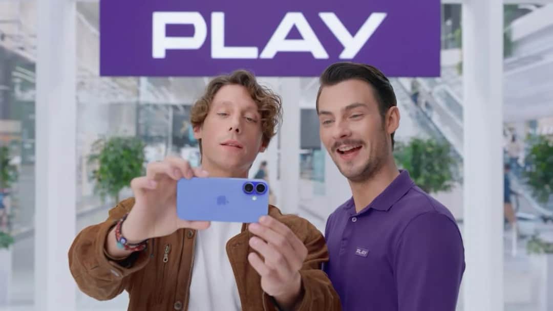 Kto śpiewa w najnowszej reklamie Play? Zobacz gwiazdę za smartfonami