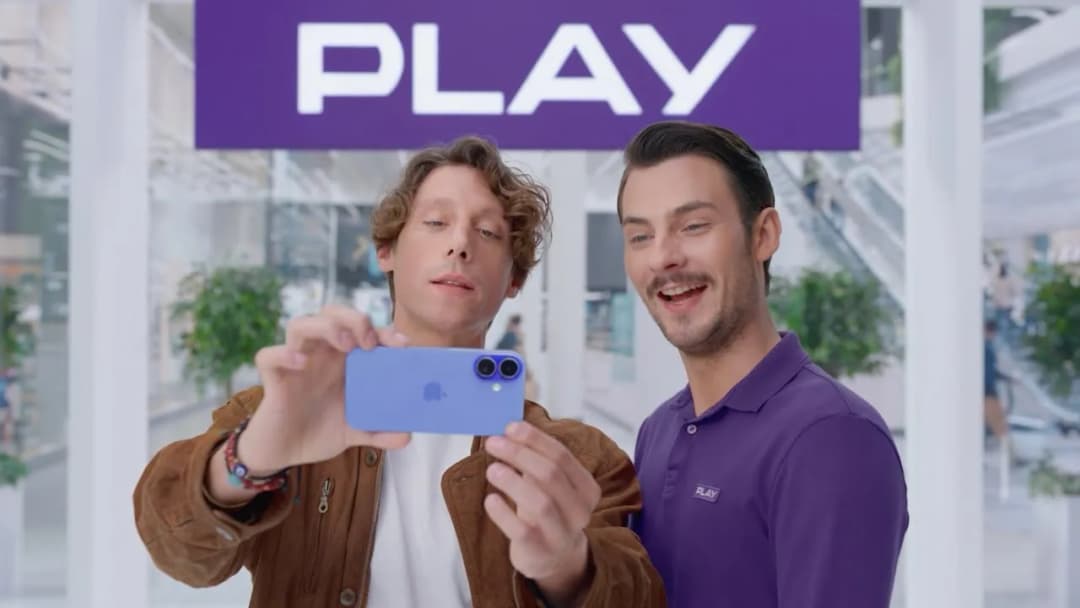 Kto śpiewa w najnowszej reklamie Play? Zobacz gwiazdę za smartfonami