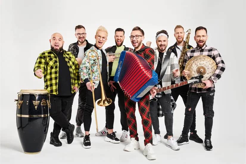 Kto śpiewa w zespole Enej? Poznaj charyzmatycznego wokalistę i skład zespołu