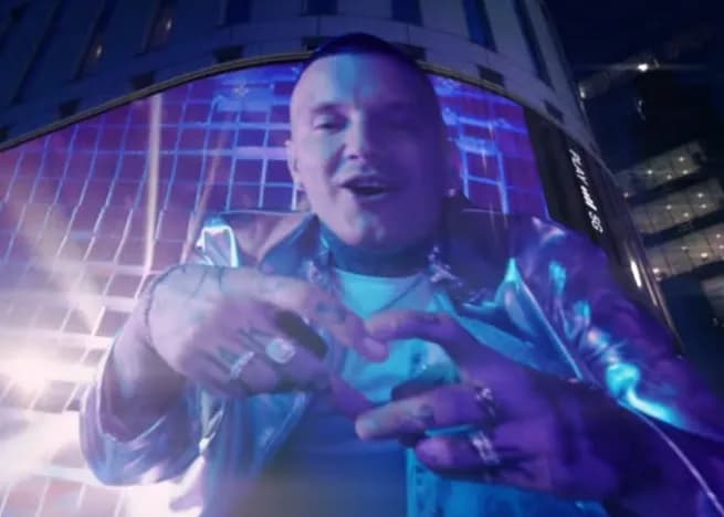 Poznaj wszystkich artystów śpiewających w reklamach Play: lista wykonawców